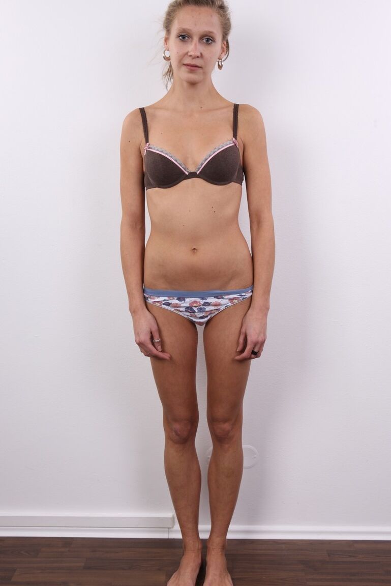 20P A garota solo Martina fica nua enquanto inicia sua carreira de modelo