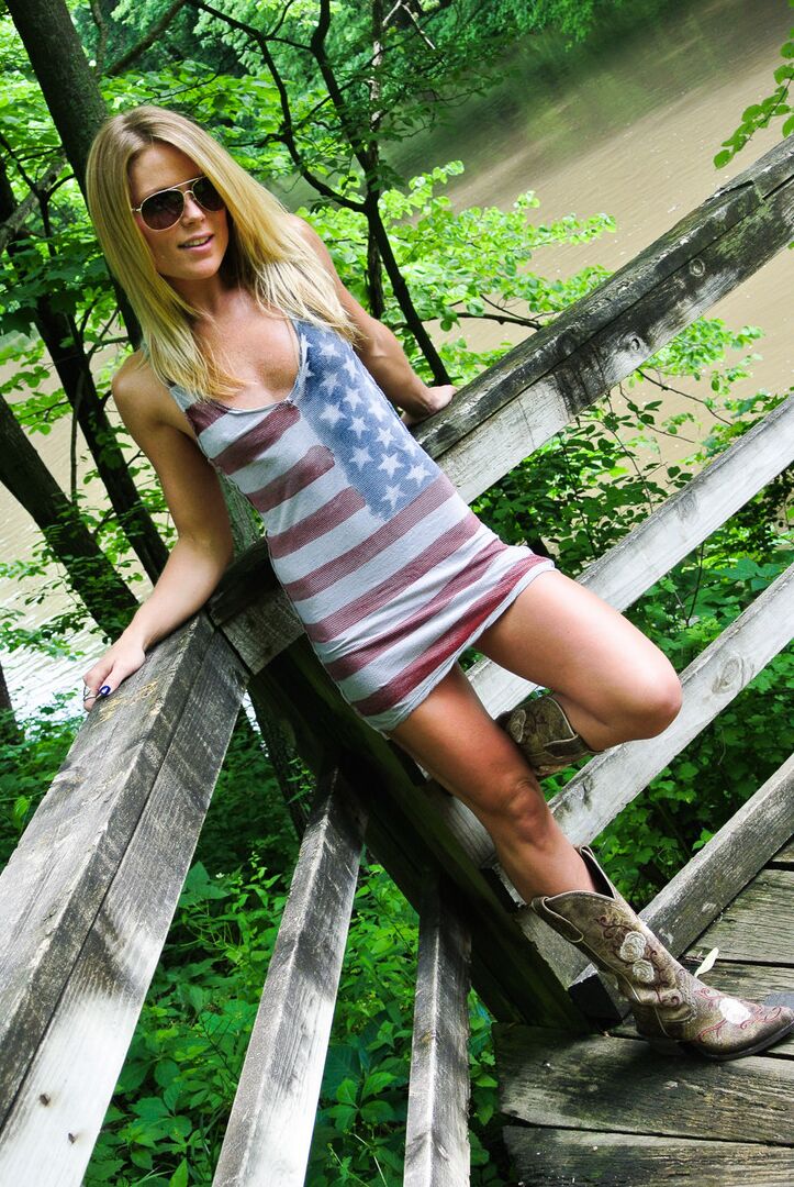 15P Puta rubia amateur Madden posando al aire libre con falda corta