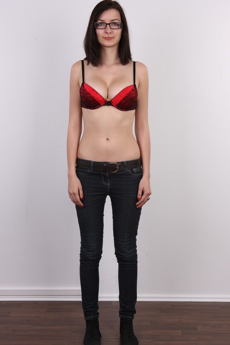 20P La guapa morena con gafas Veronika se desnuda para mostrar sus tetas de cerca