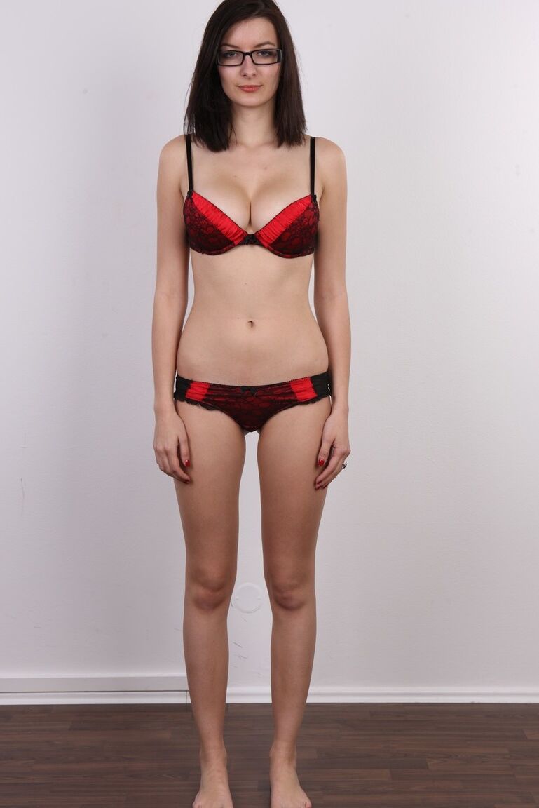 20P La guapa morena con gafas Veronika se desnuda para mostrar sus tetas de cerca