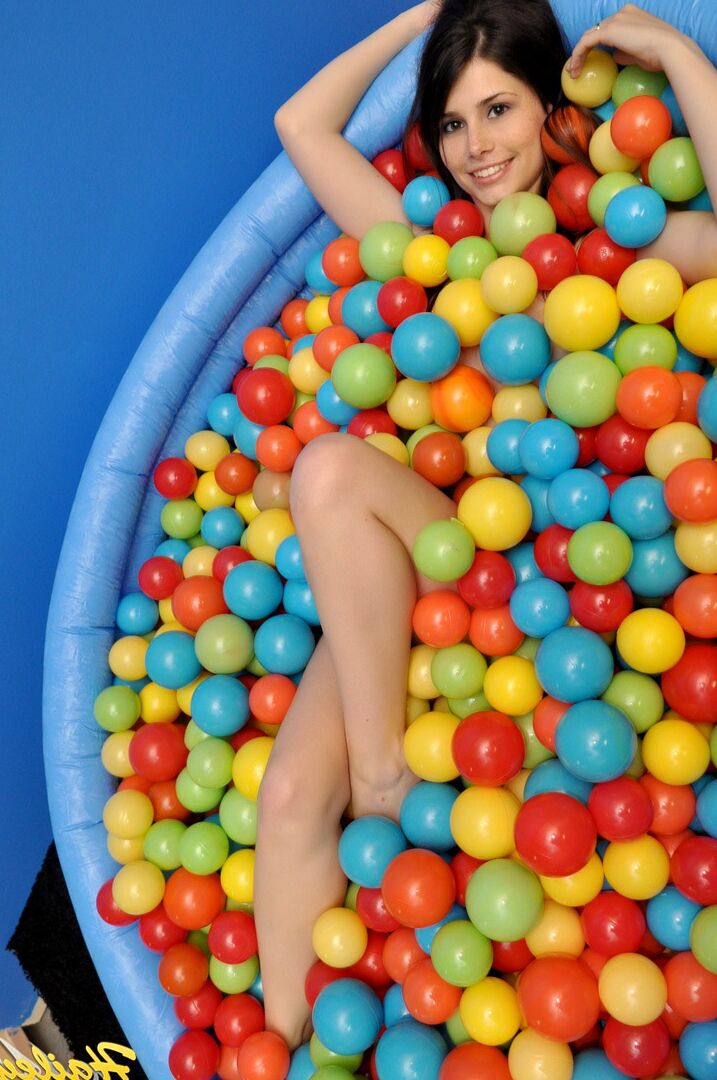 12P La jolie teen Hailey se plonge dans une pataugeoire remplie de balles