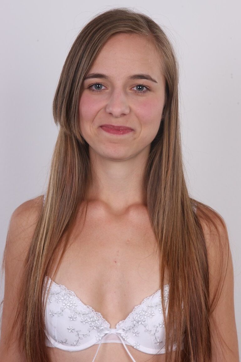 20P A modelo amadora Denisa libera sua figura esbelta das roupas