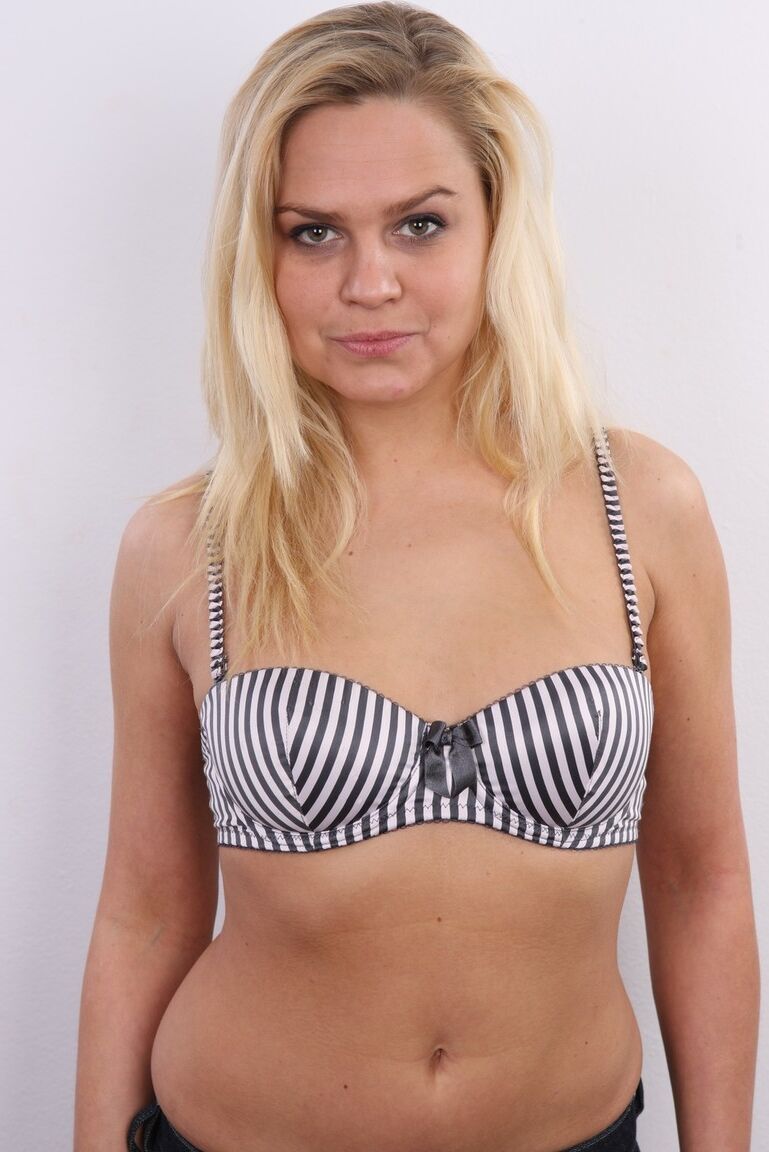 20P La rubia amateur Barbora está completamente vestida y también totalmente desnuda