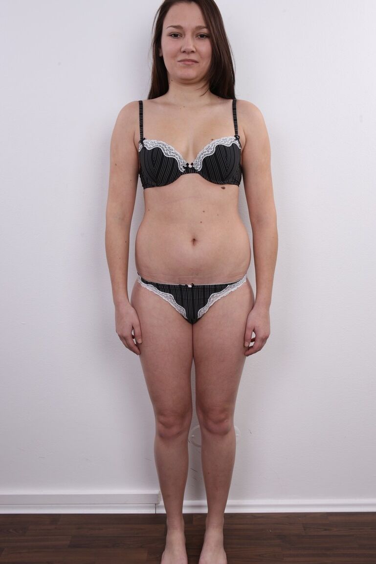 15P A gordinha amadora Michaela tira a roupa antes de ficar nua e sentar