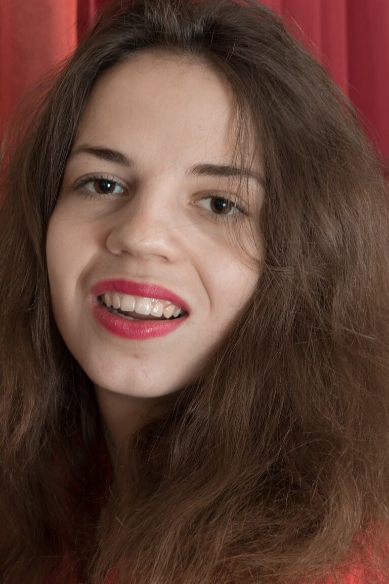 16P La modelo amateur en solitario Fiorella muestra sus axilas y su castor totalmente naturales