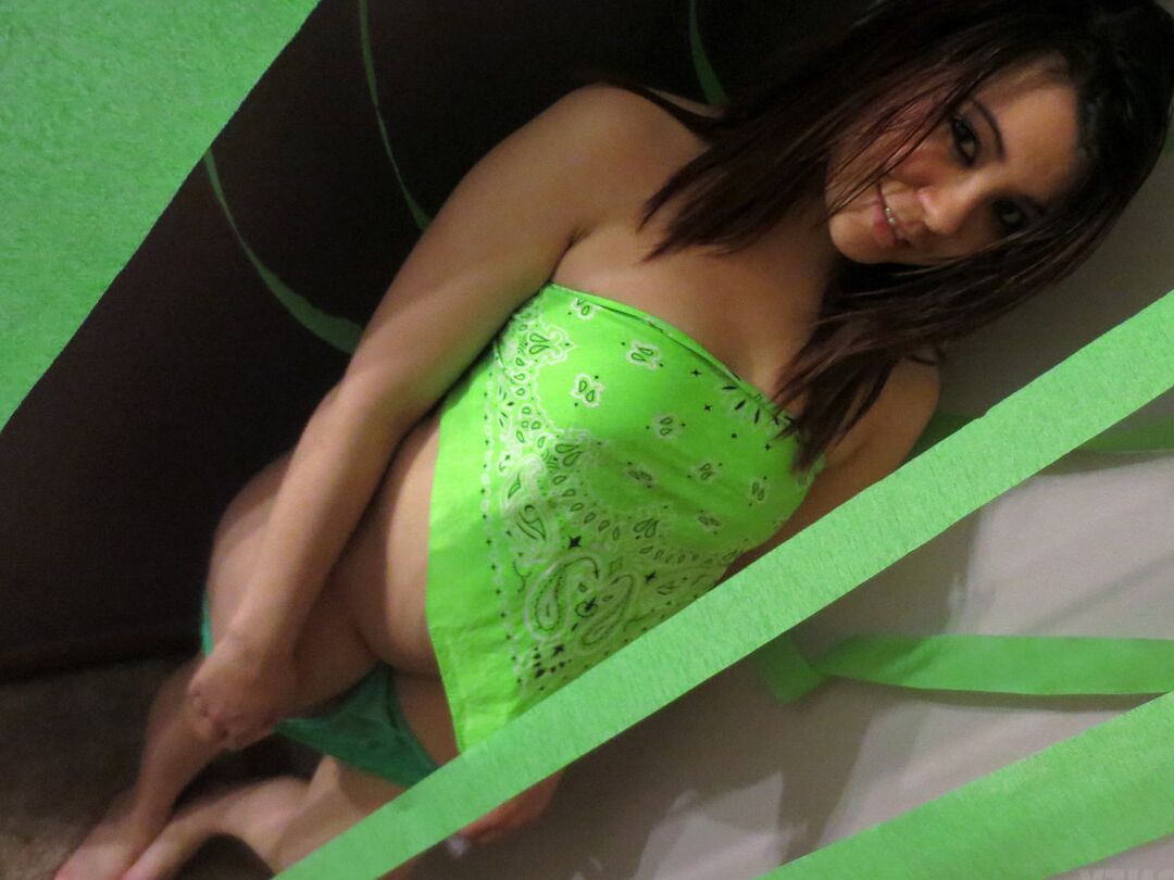 15P Sydney Mai, amatrice brune japonaise, en culotte string exhibant ses tétons durs
