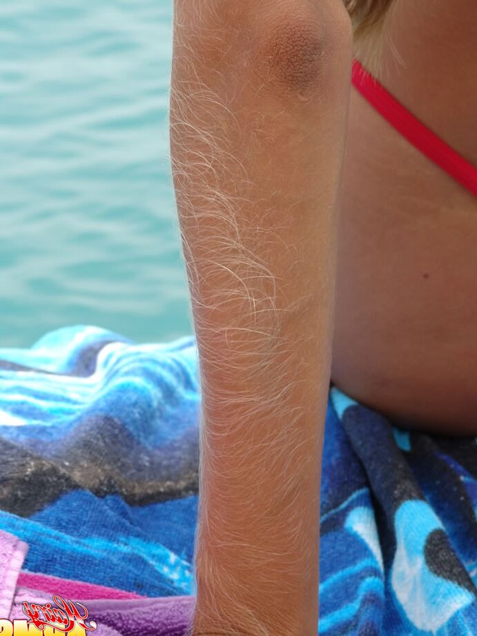 15P Amadora de meia-idade com modelos de braços peludos de biquíni à beira-mar