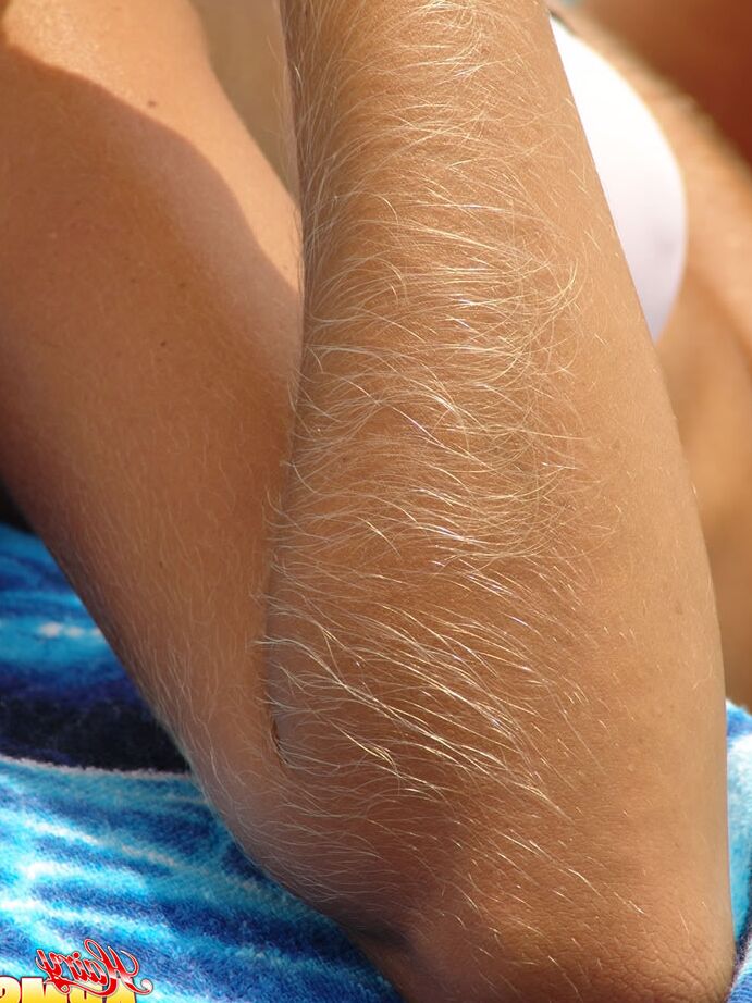 15P Amadora de meia-idade com modelos de braços peludos de biquíni à beira-mar