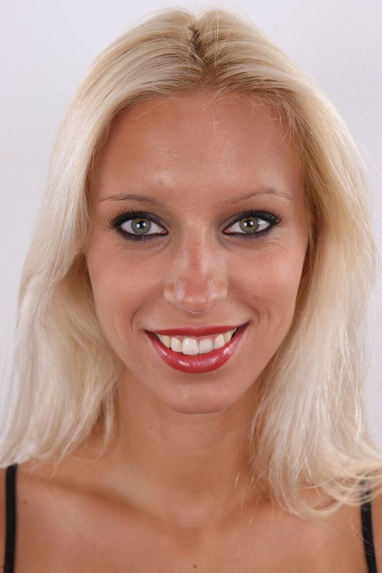 20P La esbelta rubia amateur Tereza se desnuda hasta dejar sus líneas de bronceado para las fotos de perfil del casting