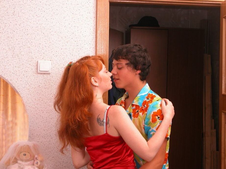 21P A adolescente europeia ruiva Flora garganta profunda e cavalga no pau enquanto é filmada