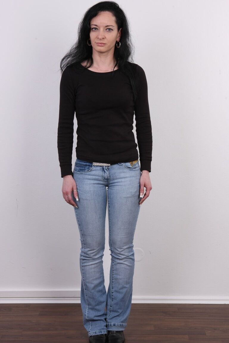 15P La chica de cabello oscuro Jana se desnuda antes de un primer plano de su coño recortado