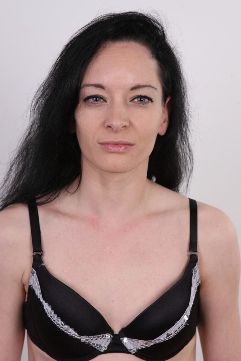 15P La chica de cabello oscuro Jana se desnuda antes de un primer plano de su coño recortado