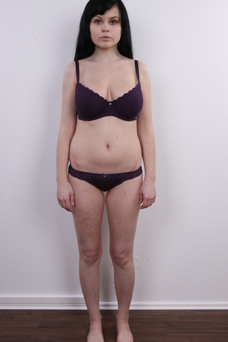 20P La hermosa amateur de pelo oscuro Libuse da un primer plano de sus grandes tetas caídas