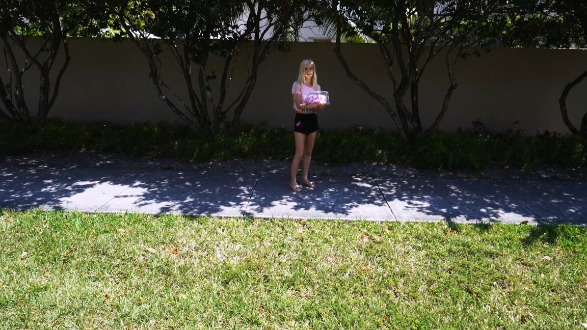 21P Der dünne Teenager mit blonden Haaren Kenzie Reeves wird auf den Rücksitz gerammt