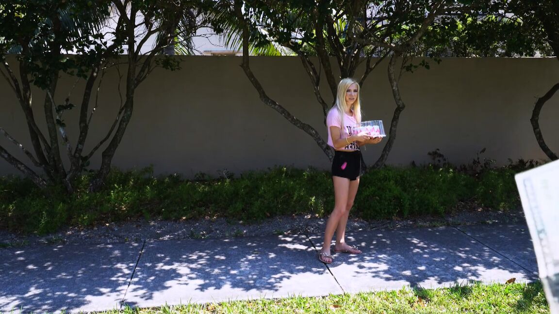 21P Der dünne Teenager mit blonden Haaren Kenzie Reeves wird auf den Rücksitz gerammt