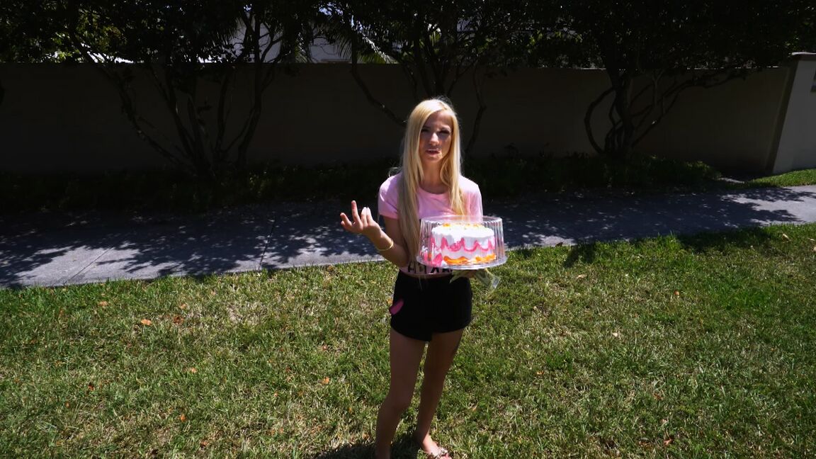 21P Der dünne Teenager mit blonden Haaren Kenzie Reeves wird auf den Rücksitz gerammt
