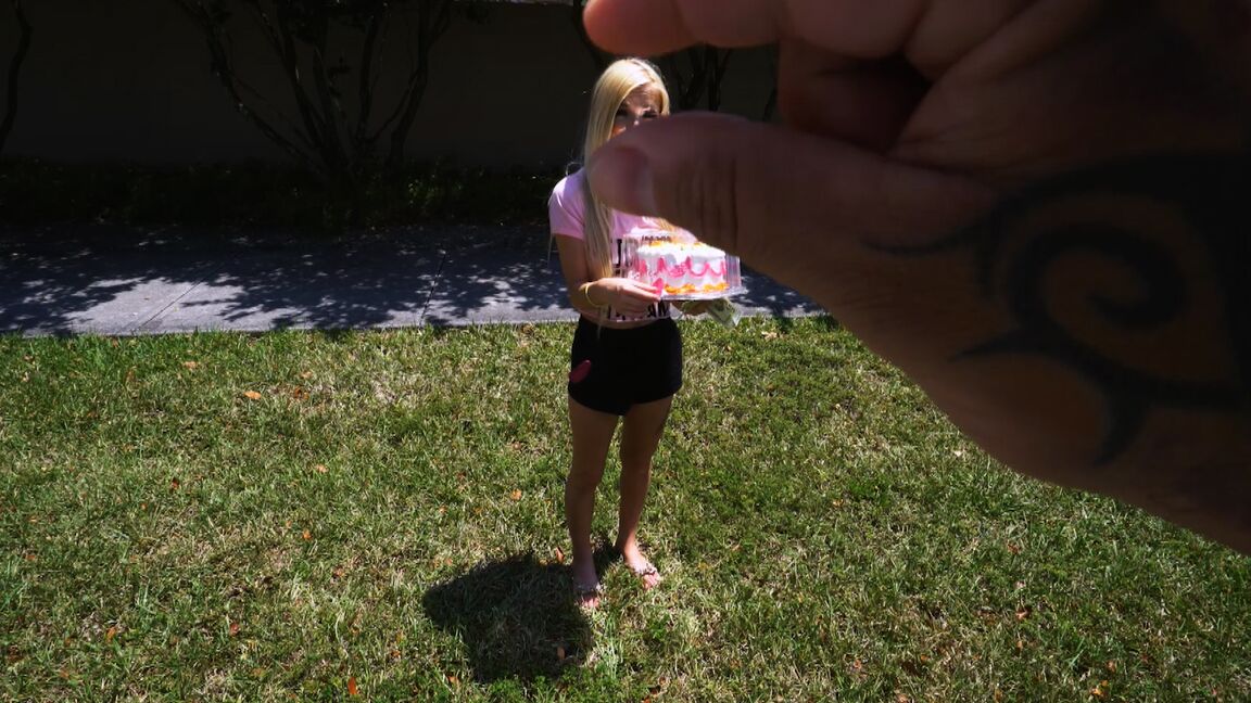 21P Der dünne Teenager mit blonden Haaren Kenzie Reeves wird auf den Rücksitz gerammt