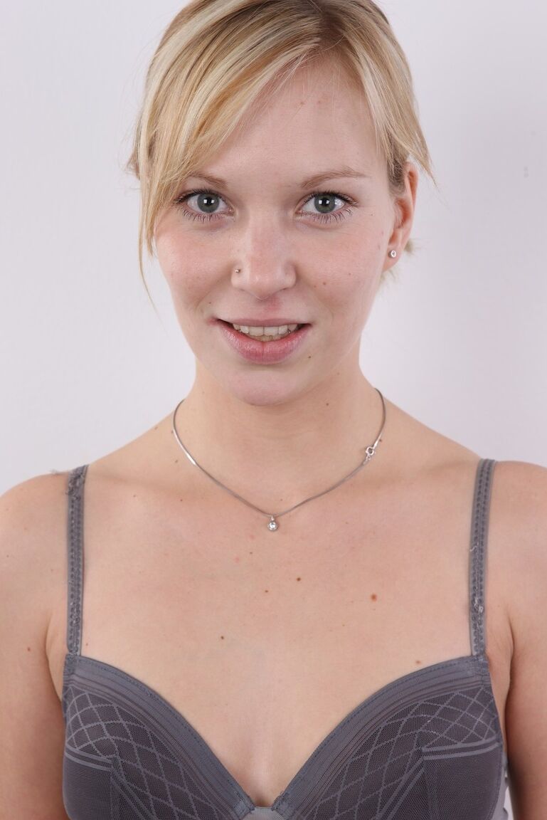 20P La blonde naturelle Tereza s'assoit sur un tabouret lors de sa première séance photo nue