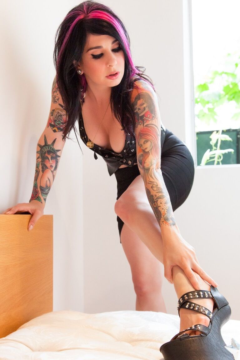 15P A modelo amadora Joanna Angel agarra a bunda enquanto mostra seu corpo tatuado