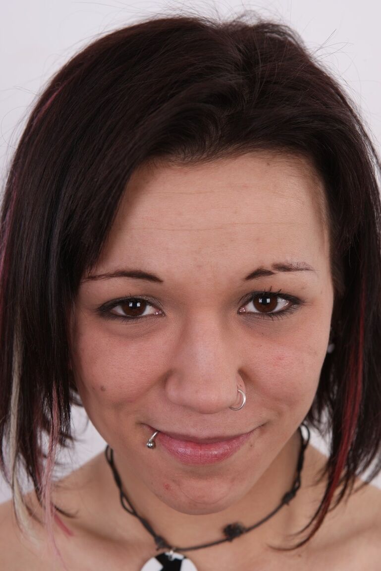 20P A garota com piercing Katerina exibe um close de sua vulva careca depois de ficar nua