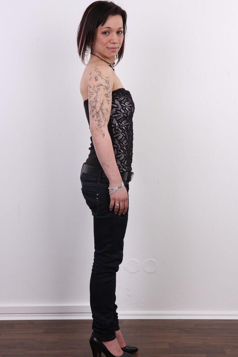 20P A garota com piercing Katerina exibe um close de sua vulva careca depois de ficar nua