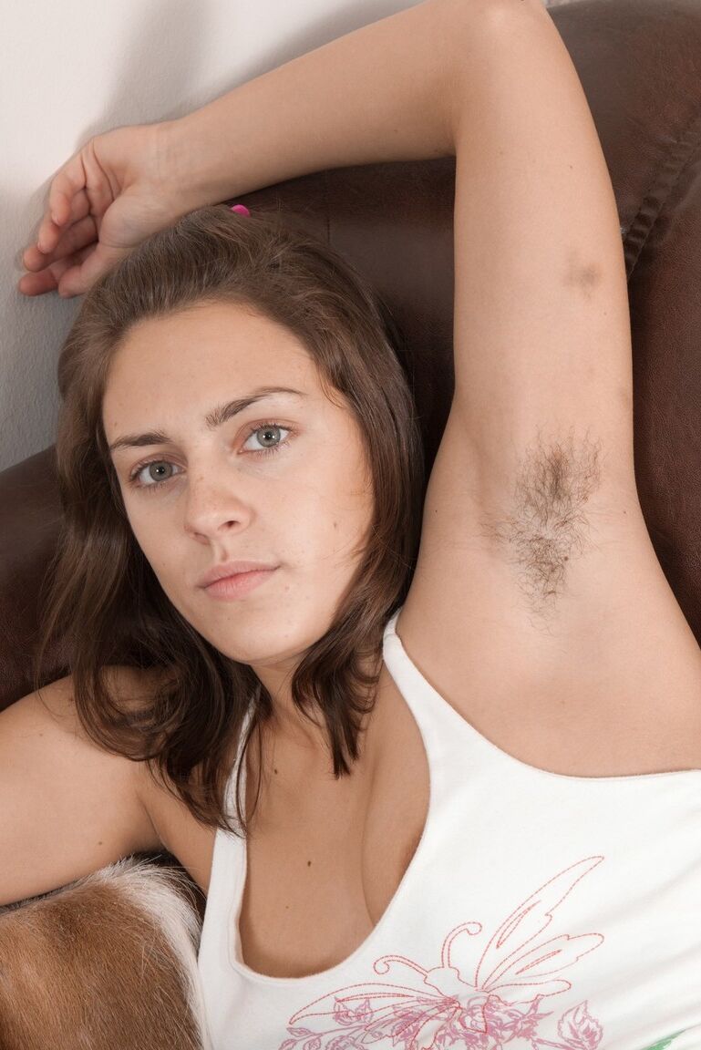 16P La jolie brune aux gros tétons Dominique écarte largement les lèvres de sa chatte poilue