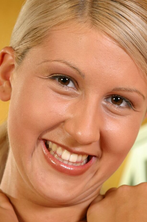 16P Adrienn, blonde naturelle, se déshabille avec un string noir dans la cuisine