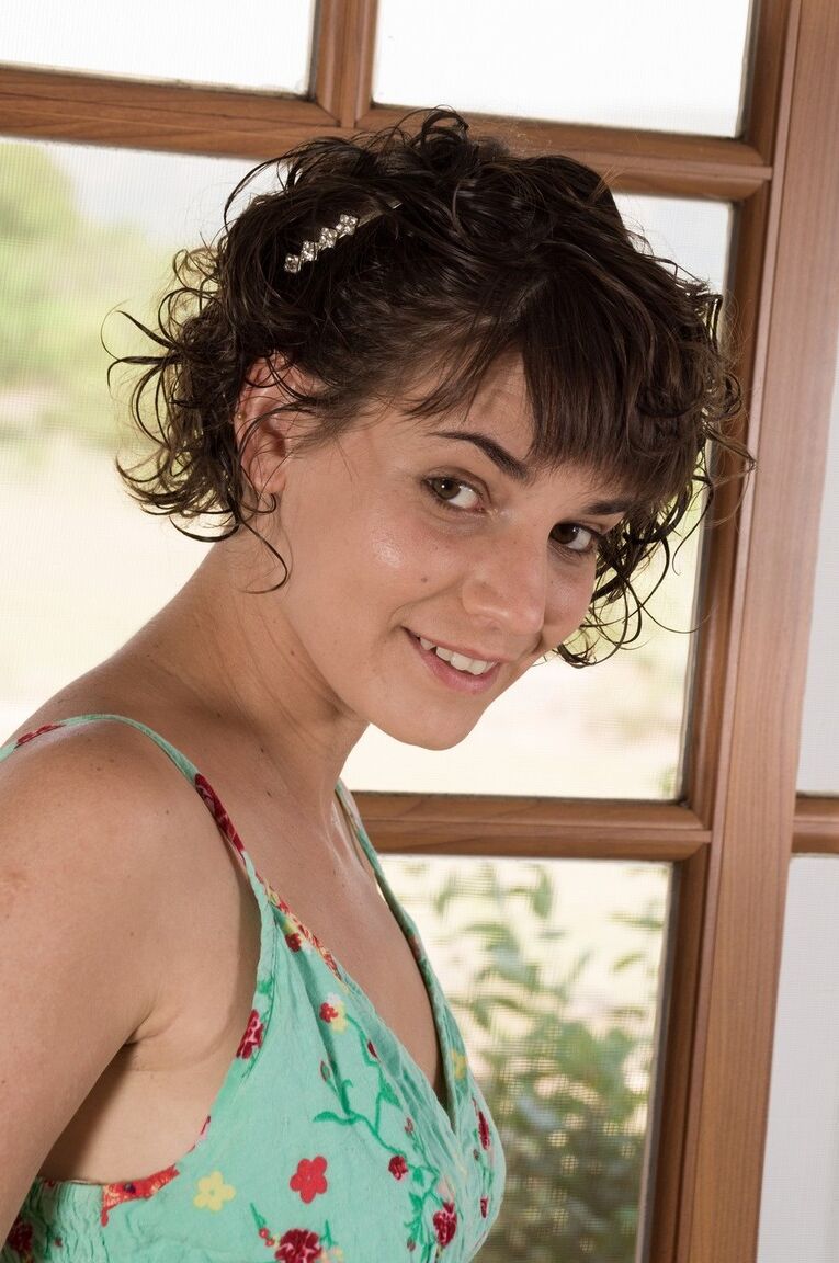 16P A adolescente de cabelos curtos Rina brinca com seu castor molhado durante sua estreia como modelo nua
