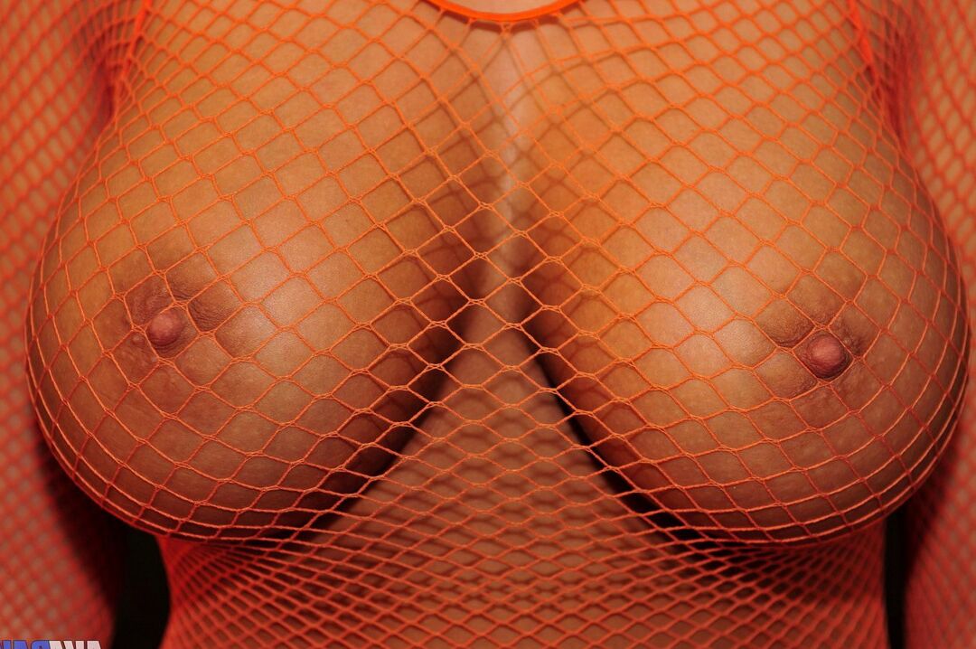 15P La amateur de pelo negro Ava Dawn hace alarde de sus grandes tetas naturales con un vestido de malla