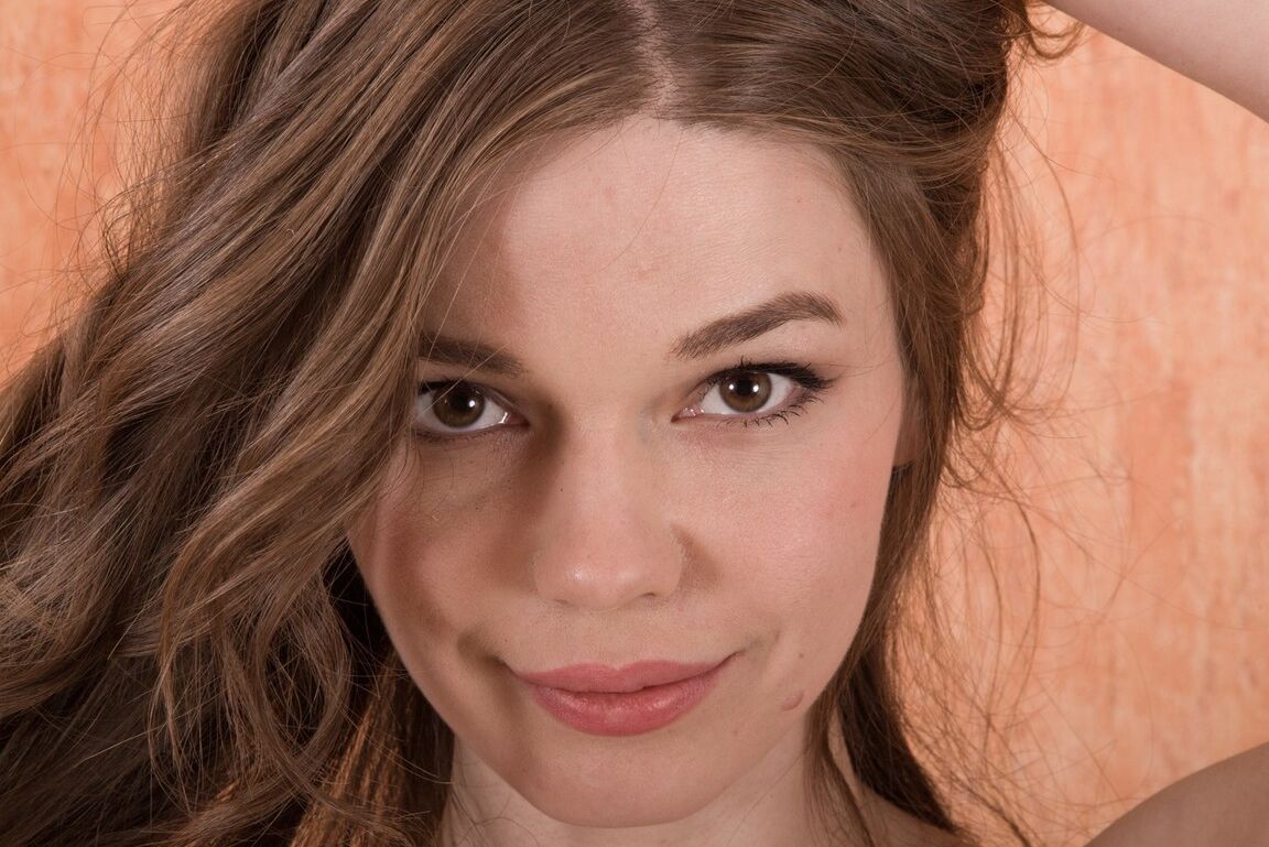 16P Petite adolescente expose fièrement sa chatte entièrement naturelle