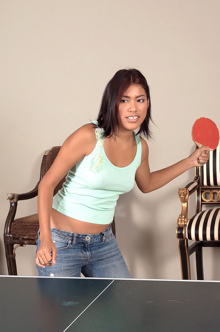 16P A garota asiática Carmen Blue tira a roupa de aniversário depois de jogar pingue-pongue