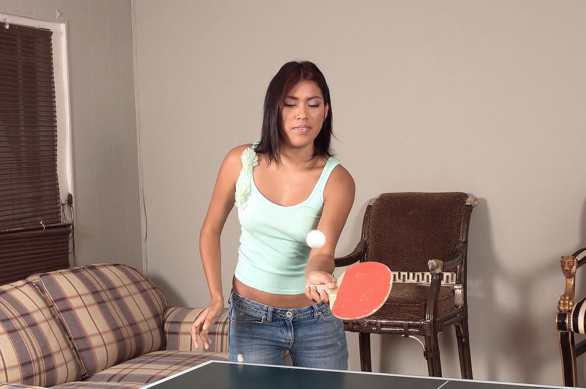 16P A garota asiática Carmen Blue tira a roupa de aniversário depois de jogar pingue-pongue