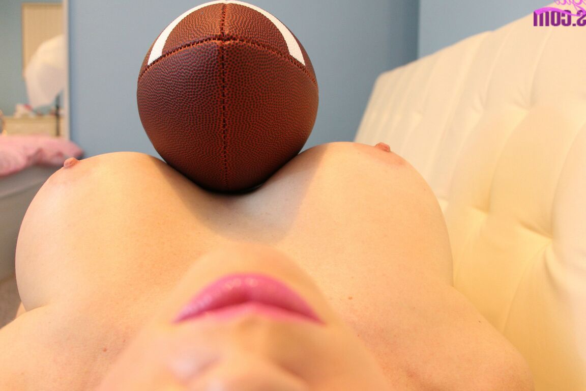 12P Hot sports girl Kayla Kiss descobre peitos grandes redondos