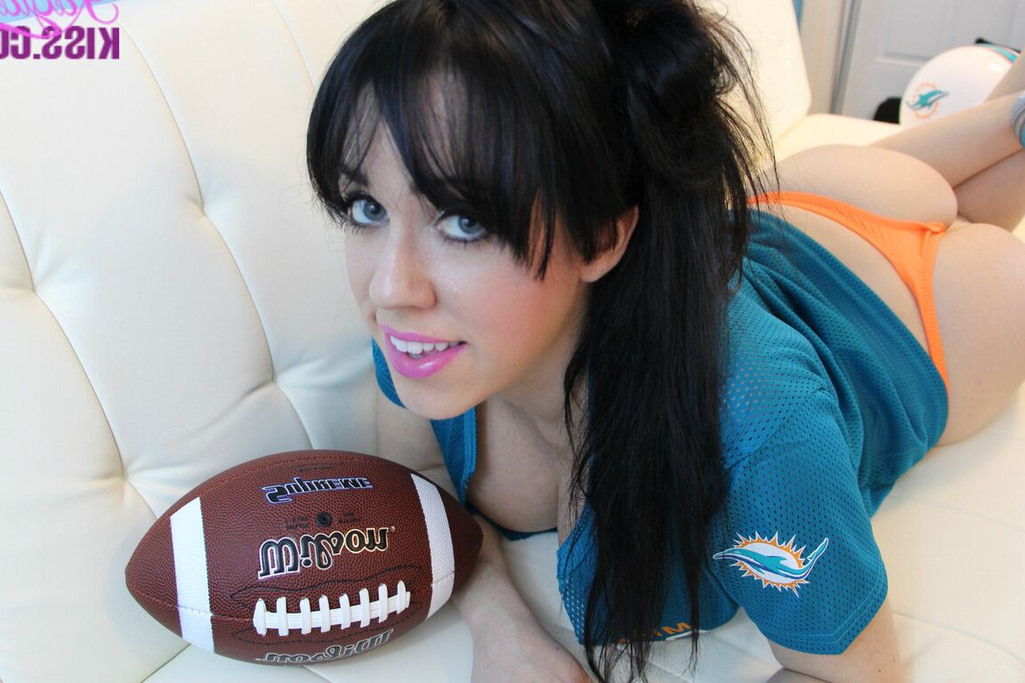 12P Hot sports girl Kayla Kiss descobre peitos grandes redondos