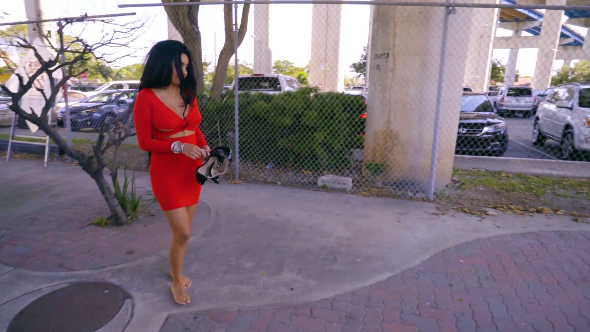 21P Morena querida com roupa vermelha Aaliyah Hadid leva sua vulva enfiada em uma van