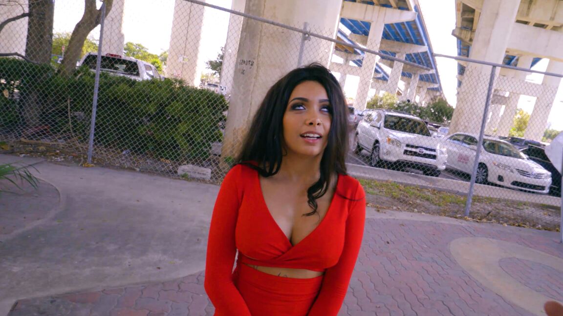 21P Morena querida com roupa vermelha Aaliyah Hadid leva sua vulva enfiada em uma van
