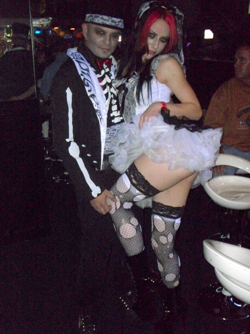12P A garota gótica Dawn Avril levanta a saia para expor a bunda vestida com fio dental