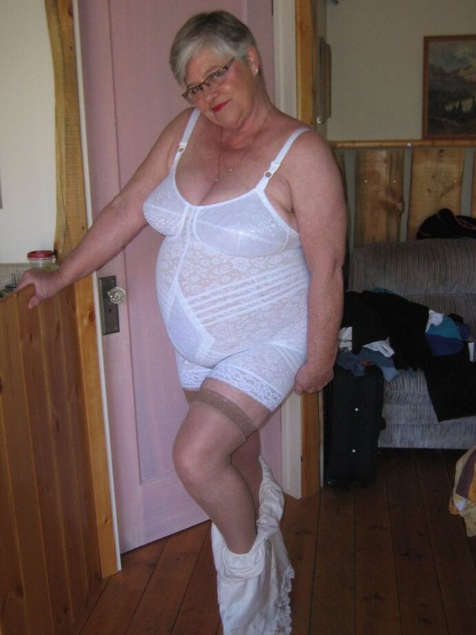 20P Gorda vovó Girdle Goddess expõe sua buceta em calcinha sem virilha e um cinto