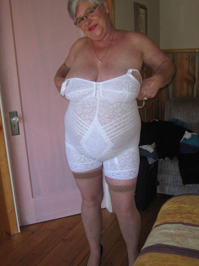 20P Gorda vovó Girdle Goddess expõe sua buceta em calcinha sem virilha e um cinto