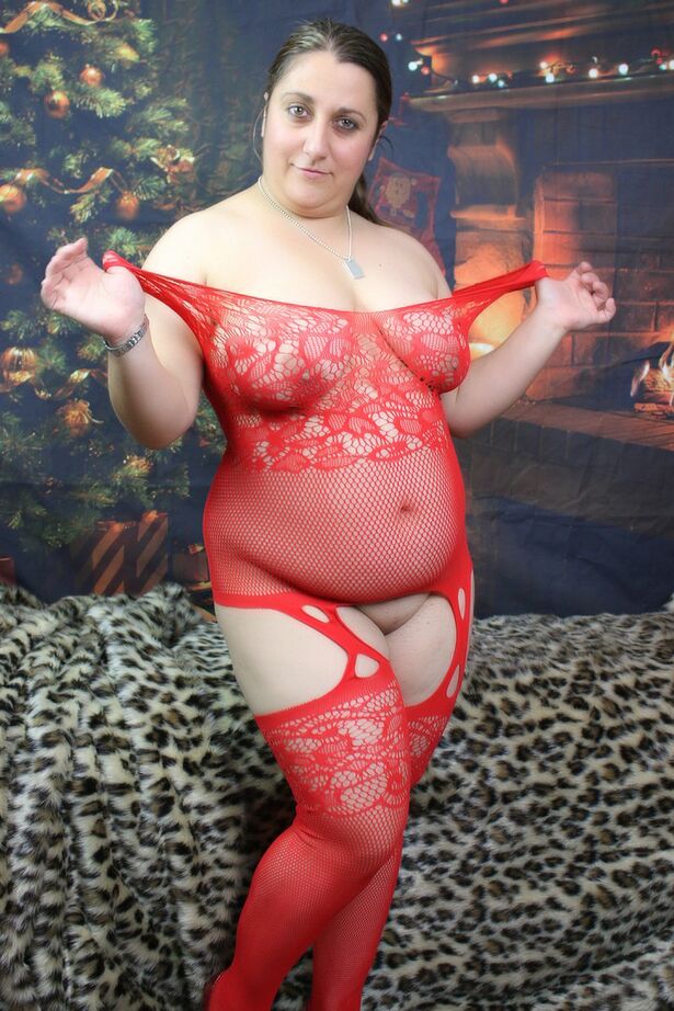 20P Morena BBW Kimberly Scott libera sus tetas y su coño de la lencería roja
