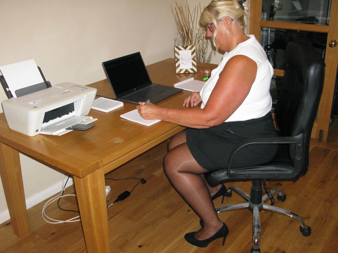 Die 20P blonde, fette Chrissy Uk entblößt sich, während sie von ihrem Heimbüro aus arbeitet
