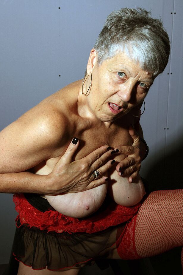 20P La abuela cachonda y atrevida Savana pierde grandes tetas caídas