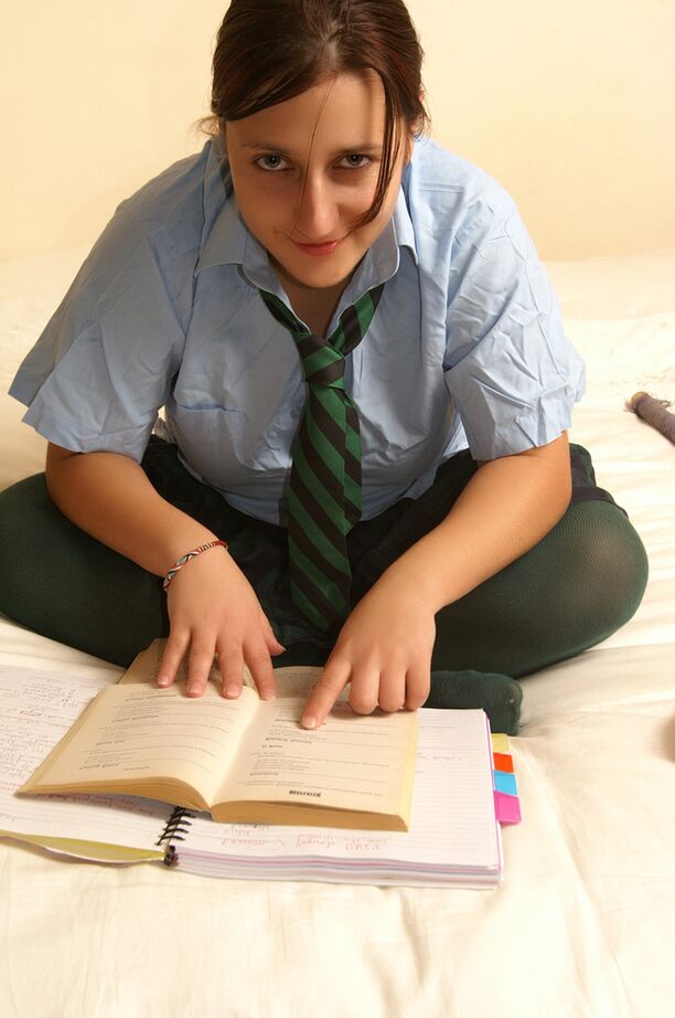 20P La colegiala traviesa Kimberly Scott leyendo obscenidades