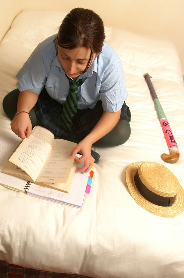 20P La colegiala traviesa Kimberly Scott leyendo obscenidades