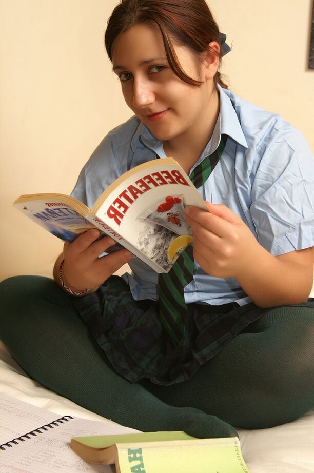 20P La colegiala traviesa Kimberly Scott leyendo obscenidades