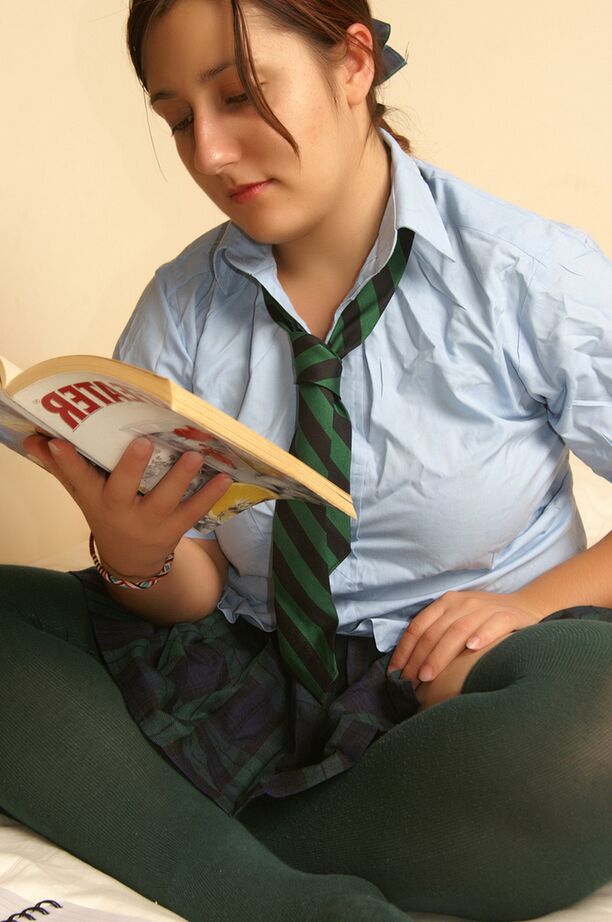 20P La colegiala traviesa Kimberly Scott leyendo obscenidades