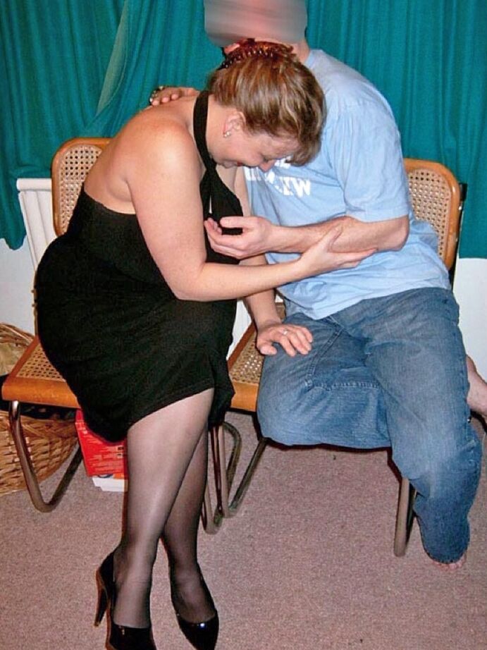 20P Femmes matures en surpoids Curvy Claire a de gros seins joués avec par un garçon