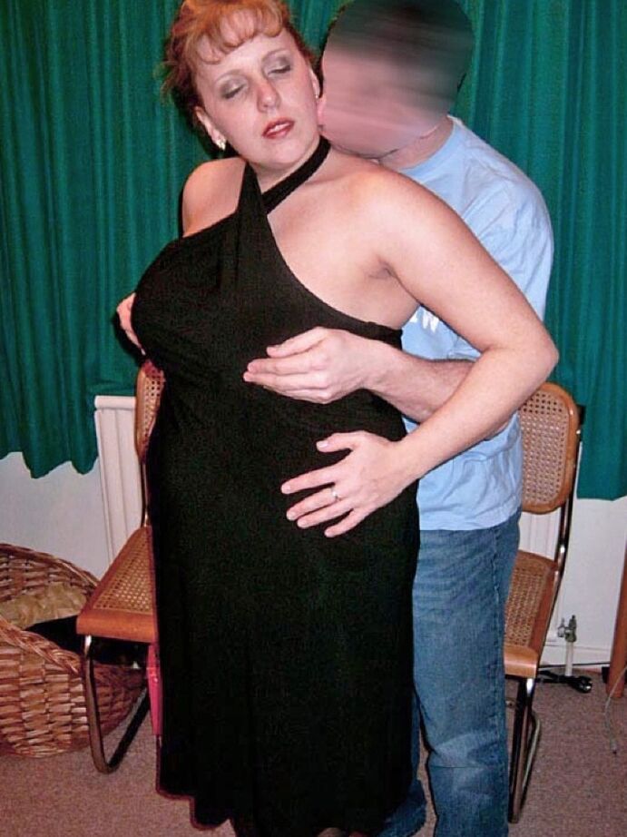 20P Femmes matures en surpoids Curvy Claire a de gros seins joués avec par un garçon