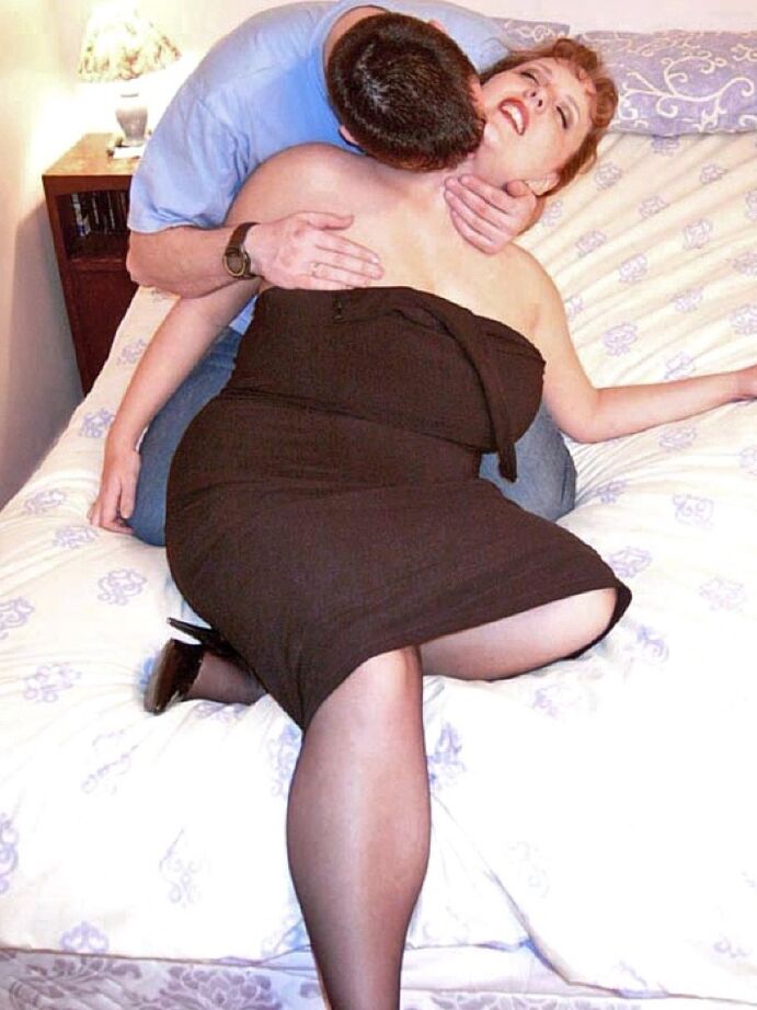 20P Femmes matures en surpoids Curvy Claire a de gros seins joués avec par un garçon