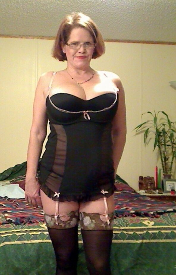 19P Madura amateur Misha MILF libera sus enormes tetas de la lencería antes de meterse un consolador
